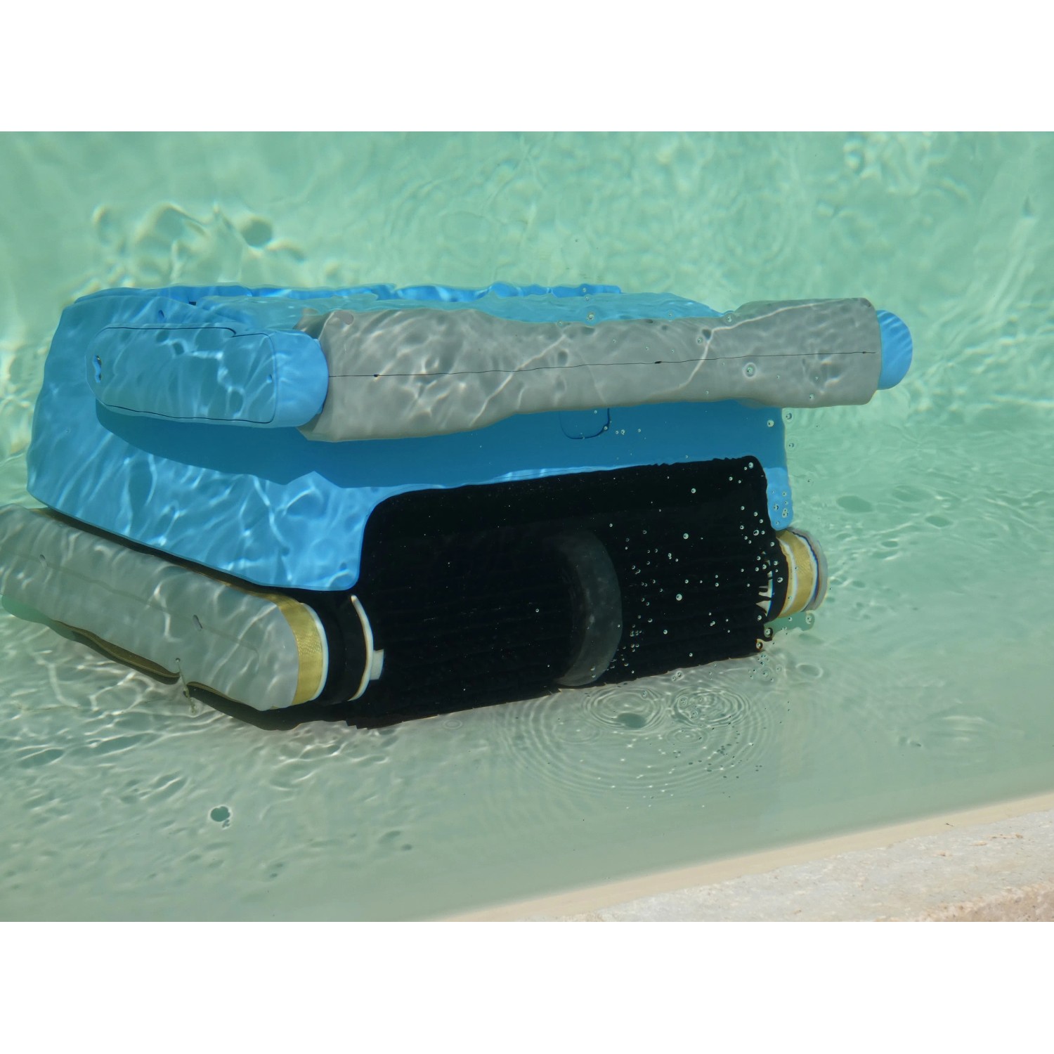 Blauer Akku-Poolroboter Orca 300 CL reinigt Poolboden, -wand und Wasserlinie im Pool.