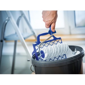 LUX Streich-Set Dispersion 18 cm, 3-teilig, mit Farbrolle, Bügel und Abstreifgitter am Farbeimer.