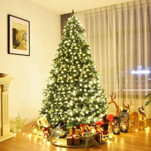 Großer, 240 cm hoher künstlicher Weihnachtsbaum mit warmweißen LEDs und Klappsystem, festlich dekoriert im Wohnzimmer.