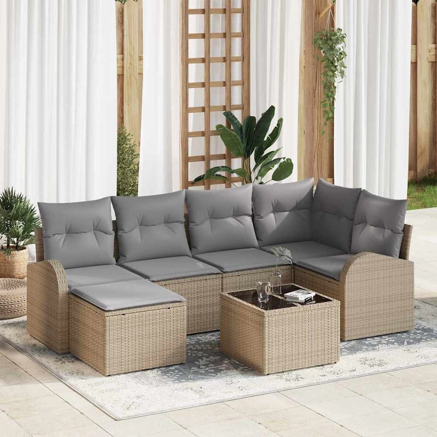 Beiges vidaXL Garten-Sofa-Set 7-tlg. aus Poly Rattan mit hellgrauen Kissen und Tisch.