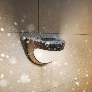 Schwarze Philips Solar-Wandleuchte Swyn mit Schnee, warmweißes Licht für den Außenbereich.