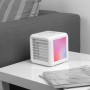Weißer Mini Luftkühler 7W mit LED Farbwechsel auf Tisch neben Sofa.
