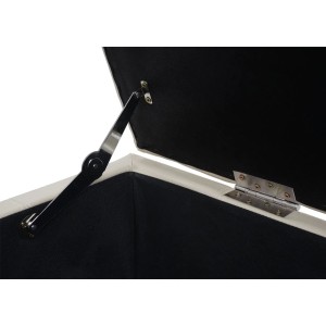 Detailaufnahme: Geöffnete, creme-farbene MCW Aufbewahrungstruhe Kriens aus Kunstleder. Blick ins Innere.