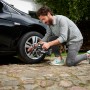 Worx Akku-Kompressor WX092.9 beim Aufpumpen eines Autoreifens.