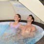 Bestway LAY-Z-SPA Sonnenschutzdach über Whirlpool mit Paar. Schattenspender mit UV-Schutz.