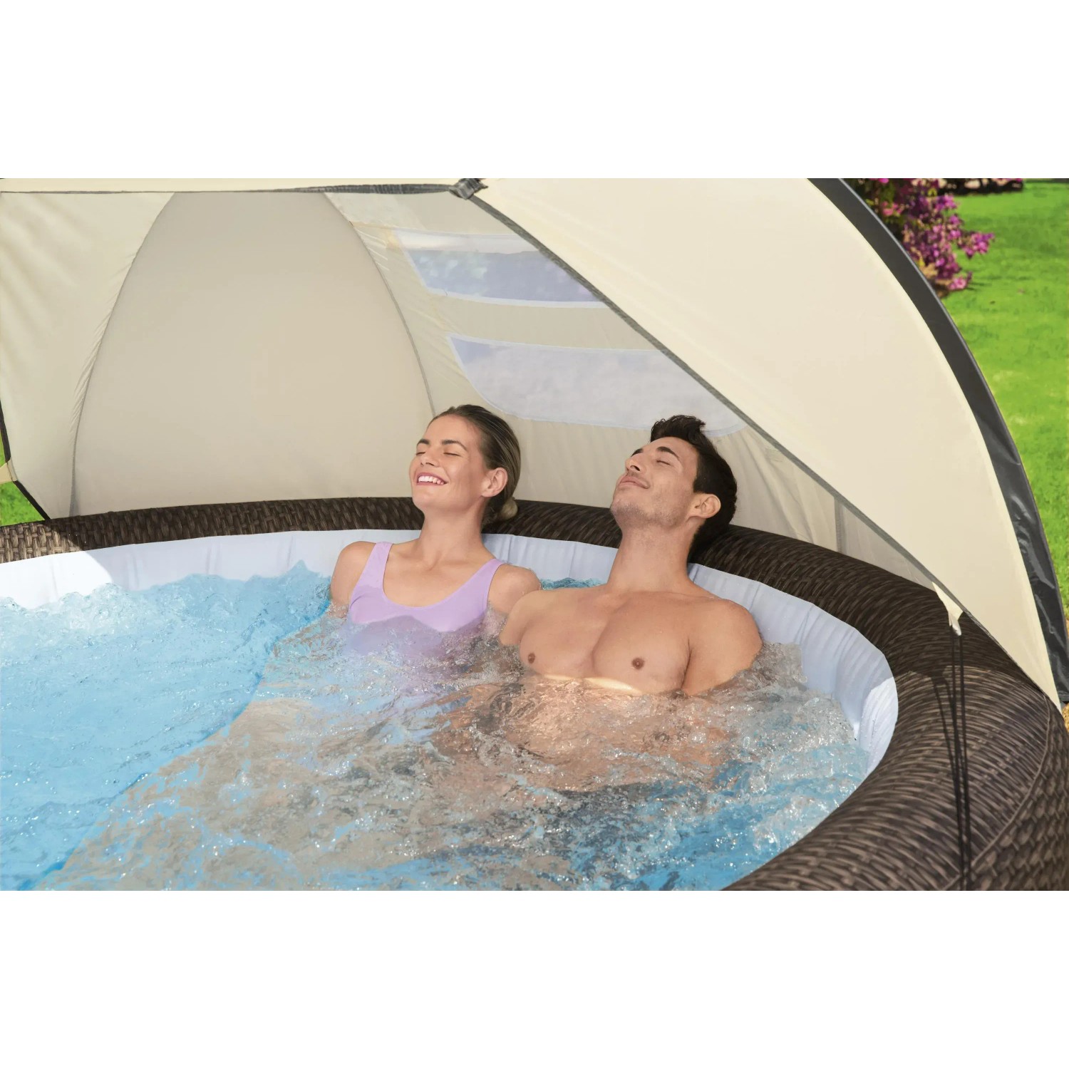 Bestway LAY-Z-SPA Sonnenschutzdach über Whirlpool mit Paar. Schattenspender mit UV-Schutz.