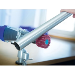 LUX Fächerschleifer Classic Metall, Ø 80mm, Körnung 120 beim Schleifen eines Metallrohrs.