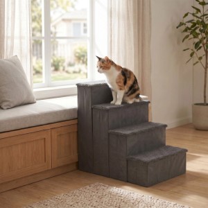 Graue faltbare Hundetreppe mit 4 Stufen. Eine Katze sitzt oben, Aufstiegshilfe für Haustiere.