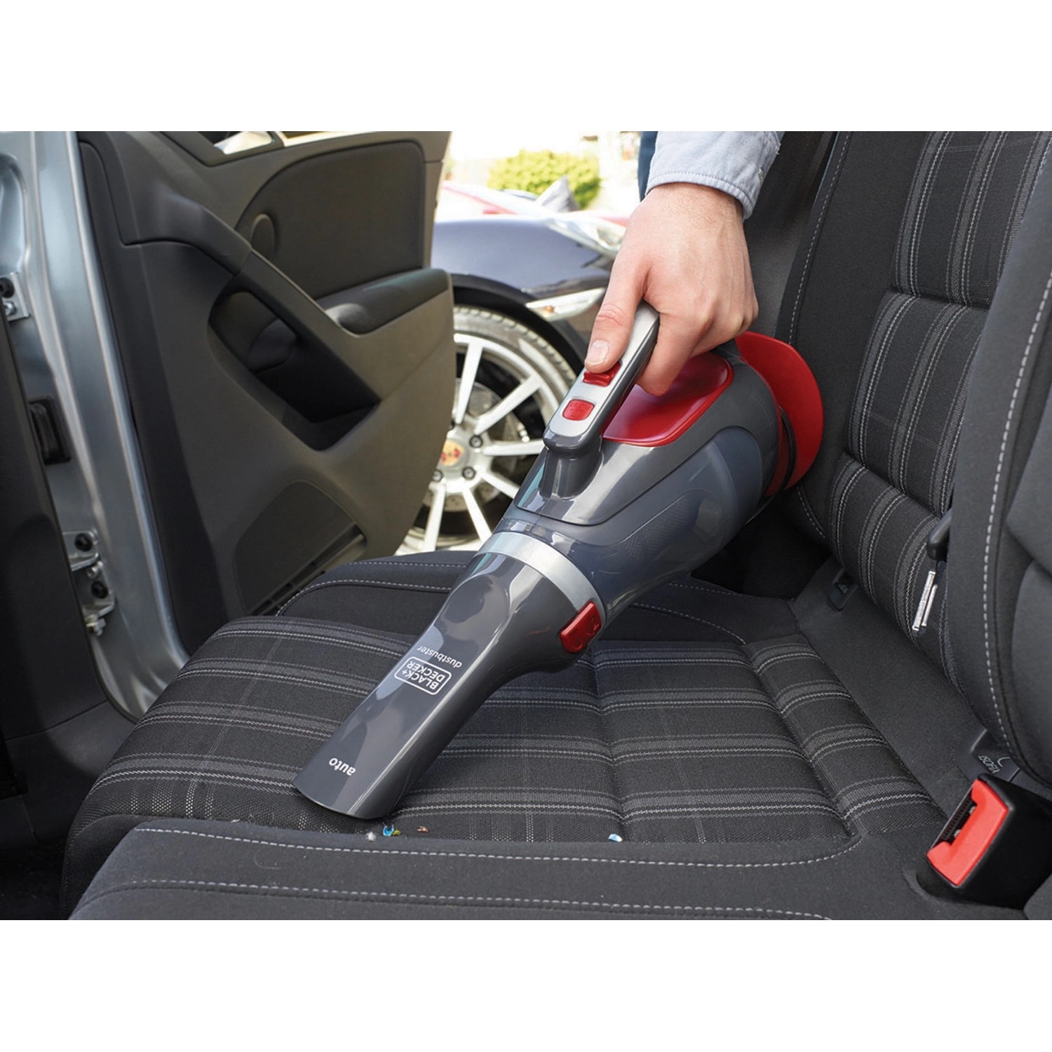 Black+Decker Autosauger ADV1200 in Nutzung zur Reinigung eines Autositze.