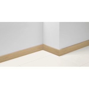 Parador Sockelleiste SL 18 Eiche D084, 70 mm hoch, an weißer Wand und Boden befestigt.