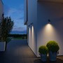 Mehrere Steinel LED-Strahler Spot One SC in Anthrazit an einer Hauswand beleuchtet.