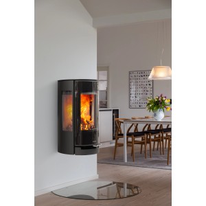 Aduro 22.4 Lux Kaminofen in Schwarz mit Automatik und brennendem Feuer im Wohnraum.