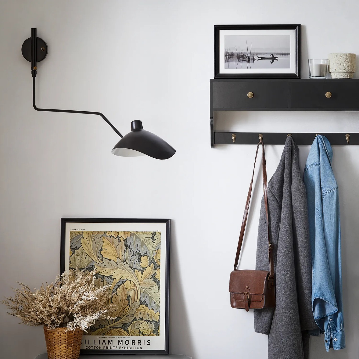 Schwarze Wandgarderobe SoBuy mit 2 Schubladen und 5 Haken.