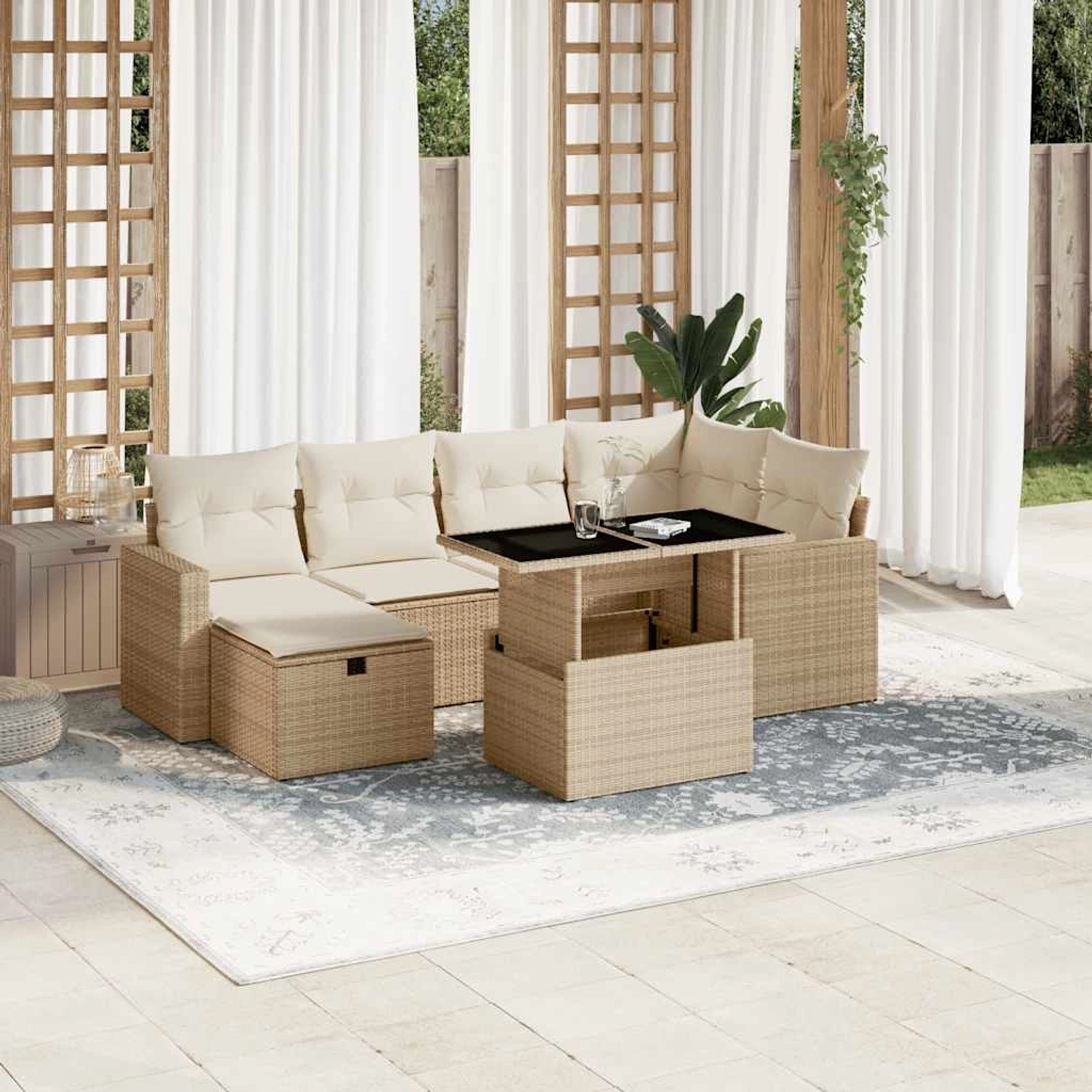7-teilige Garten-Sofagarnitur aus beigem Poly Rattan mit Tisch, Ecksofa, Hockern und cremefarbenen Kissen.