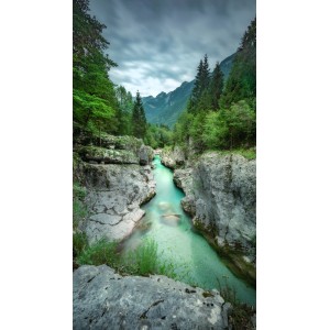 Erismann Fototapete Zooom Green River mit Flusslandschaft in Grün- und Blautönen.