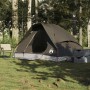Braunes Kuppel-Campingzelt für 2 Personen im Grünen. Wasserdichtes Zelt mit offenem Eingang und Campingstuhl.