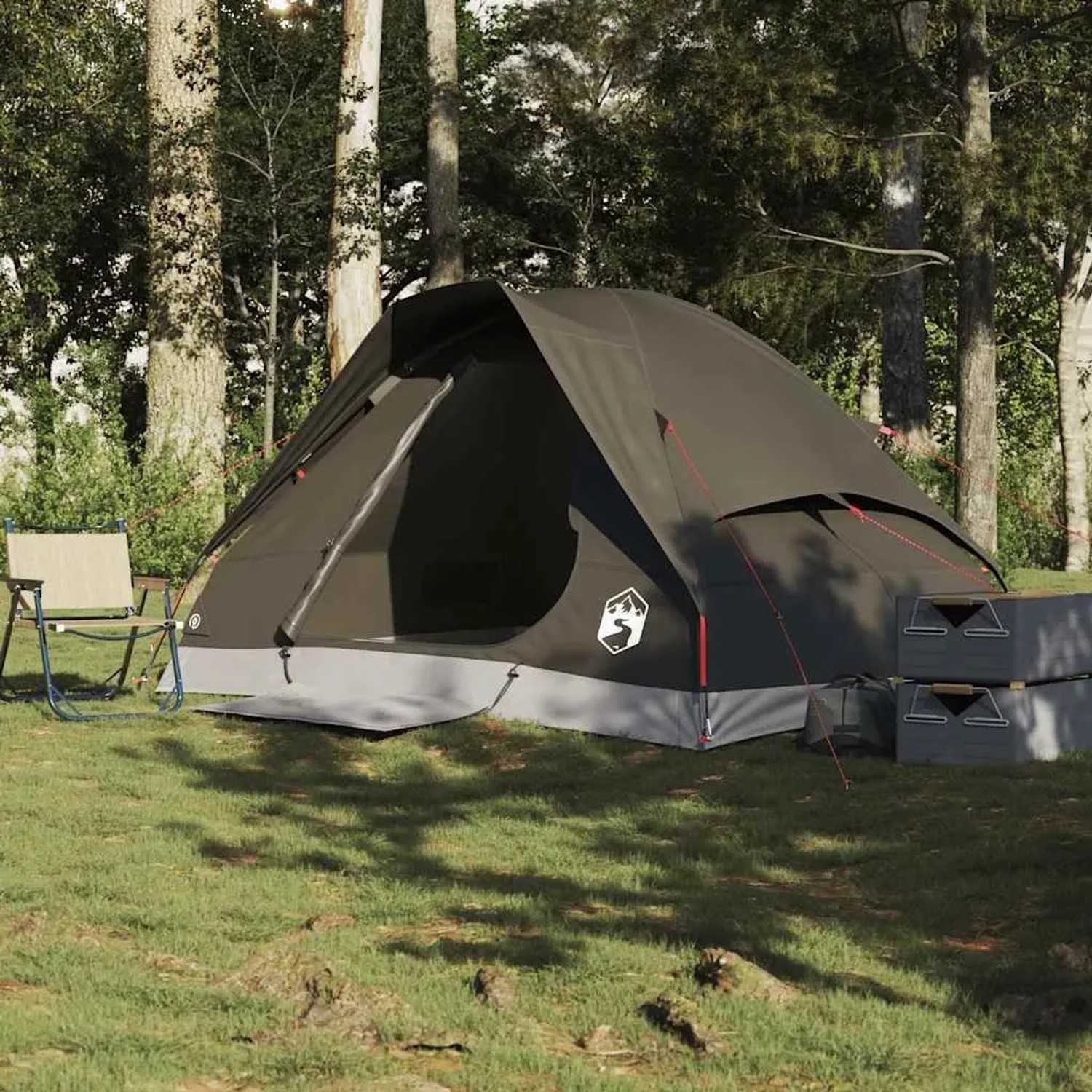 Braunes Kuppel-Campingzelt für 2 Personen im Grünen. Wasserdichtes Zelt mit offenem Eingang und Campingstuhl.