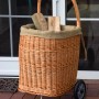 Kaminholzwagen aus Weide mit Rädern, gefüllt mit Holz, für Kamin & Ofen.