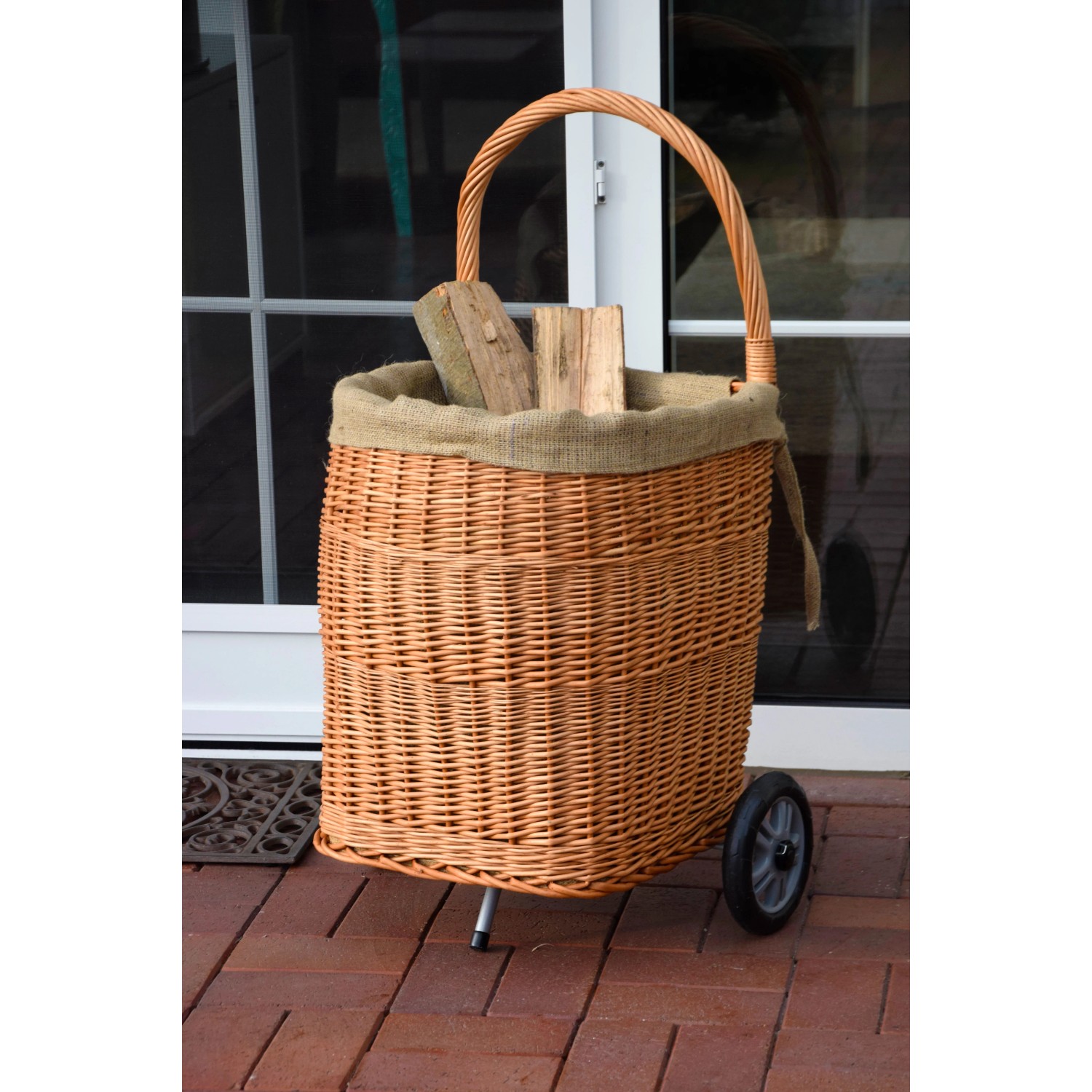 Kaminholzwagen aus Weide mit Rädern, gefüllt mit Holz, für Kamin & Ofen.