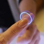 Detailaufnahme: Finger berührt Touch-Sensor eines LED-Lichtspiegels.