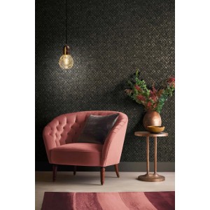 Wohnszene mit Bricoflor Vliestapete in Schwarz-Gold mit Rautenmuster im Ethno-Stil.