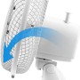 Detailaufnahme: Verstellbarer, weißer Emerio Tischventilator (23 cm) mit blauem Pfeil.