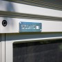 Detailaufnahme: Sojag Pavillon Striano Champagner, Aluminiumrahmen, Moskitonetz, Logo.
