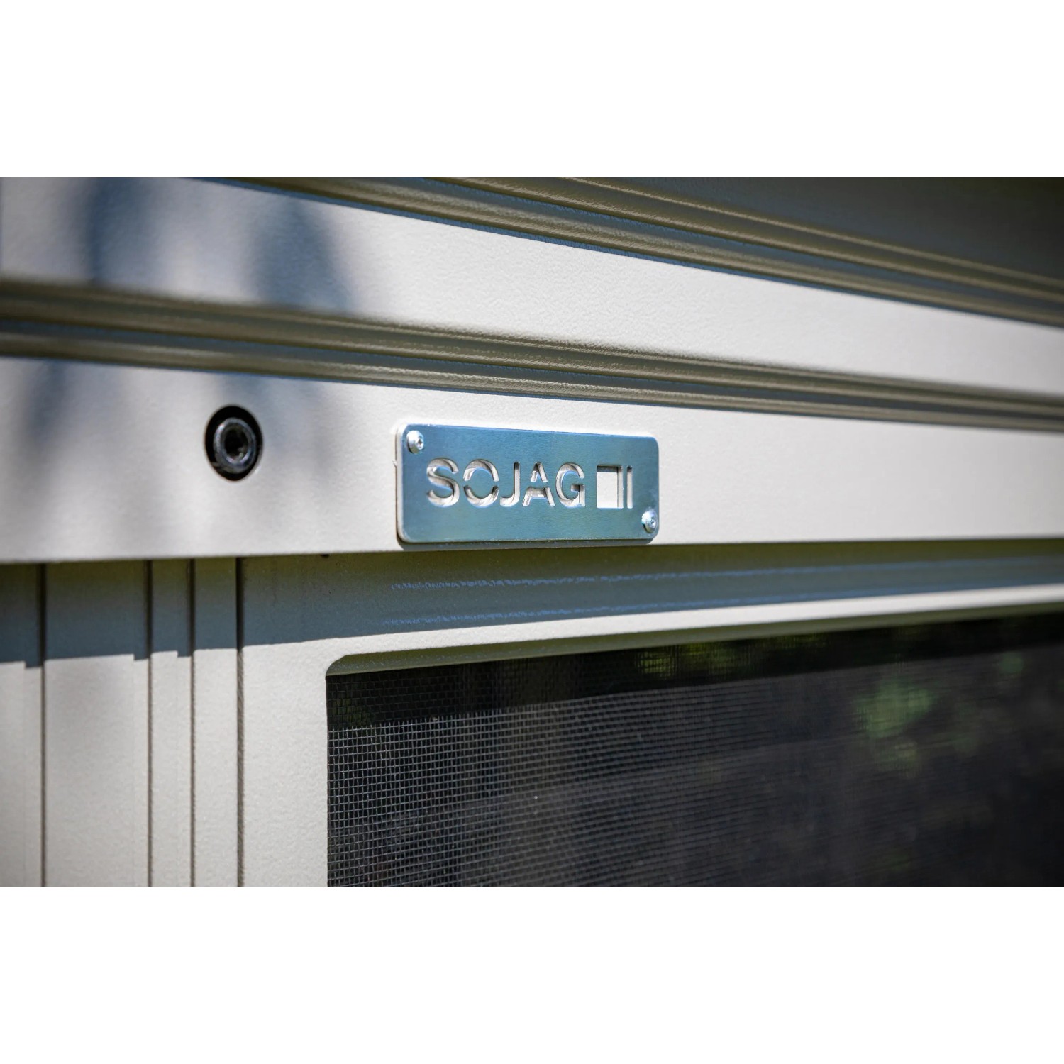 Detailaufnahme: Sojag Pavillon Striano Champagner, Aluminiumrahmen, Moskitonetz, Logo.