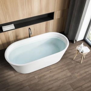 Badezimmer mit Karat CV Bodenbelag Atlantic Eiche Antik in Holzoptik und weißer Badewanne.