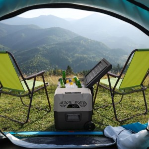 Juskys Kühlbox Yukon 30 Liter mit Getränken und Eiswürfeln vor Berglandschaft im Zelt.