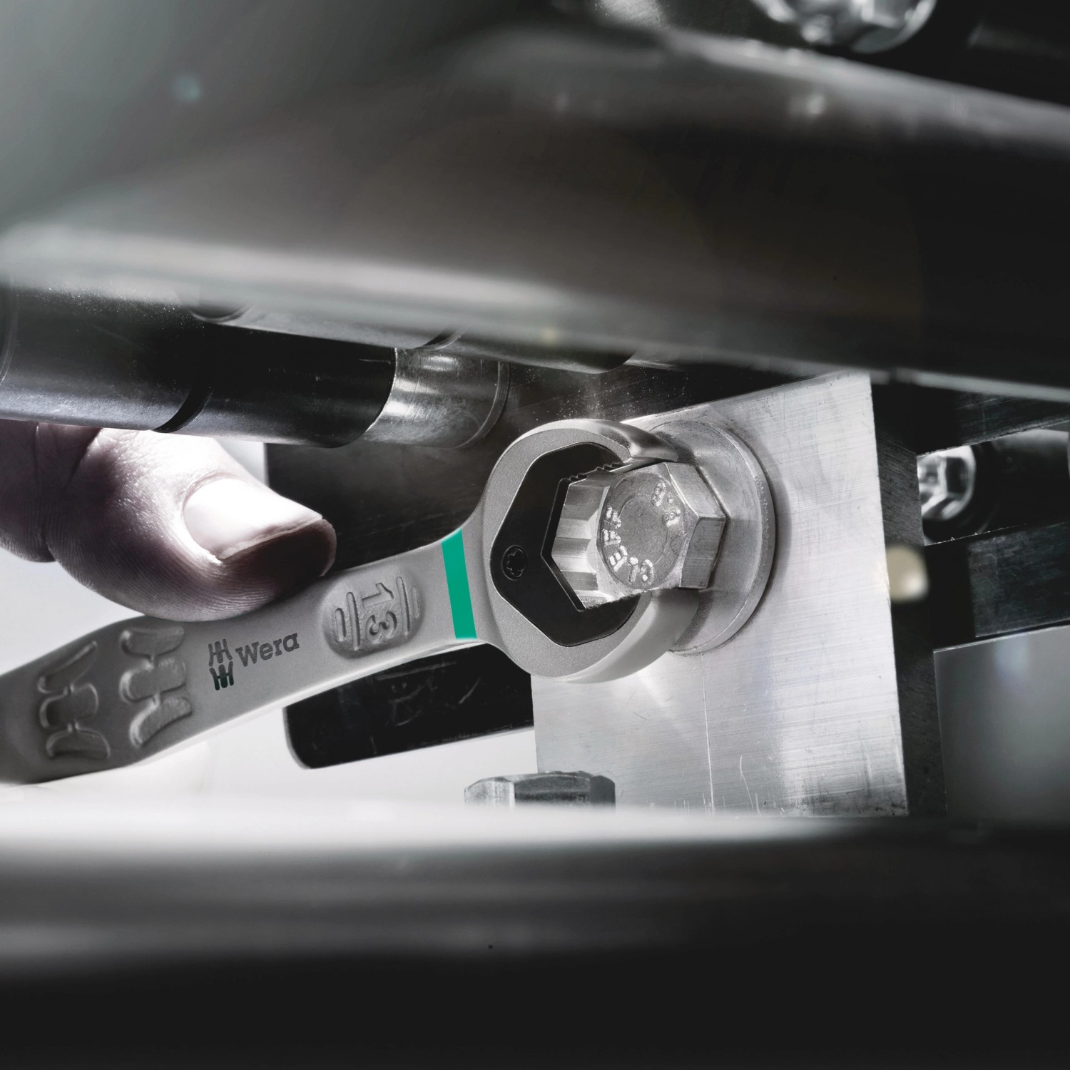 Wera Joker Maul-Ringratschenschlüssel 13 mm im Einsatz an Sechskant-Schraube.