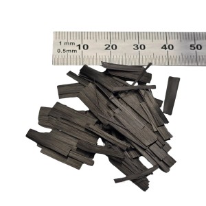 DD Composite Forged Carbon Flakes (15mm) neben einem Lineal. Kohlenstofffaser für Fahrzeugbau und Motorsport.