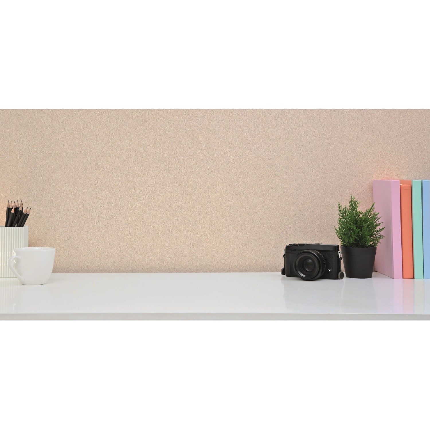 Nahaufnahme einer Wand mit A.S. Création Vliestapete Meistervlies Protect Color Creme.