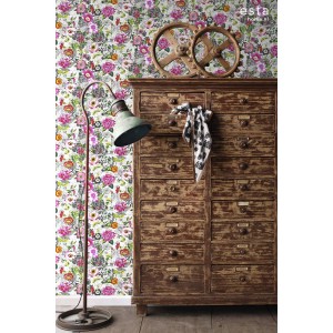 ESTAhome Vliestapete mit funky Blumen in Rosa, Rot, Grün, Schwarz, Weiß an einer Wand, neben einem Holzschrank.