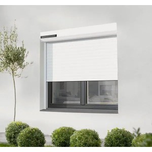 Fenster mit weißem Rollladen und Rollladensteuerung. Somfy Batterie für Solar Shutter.