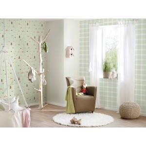 Kinderzimmer mit grüner Vliestapete Waldtiere, Baum-Garderobe und Sessel.