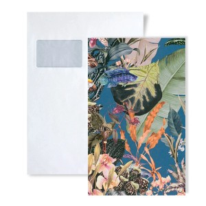 Musterstück der Dschungel Tapete mit Pflanzen, Blumen und Fischen auf blauem Grund.