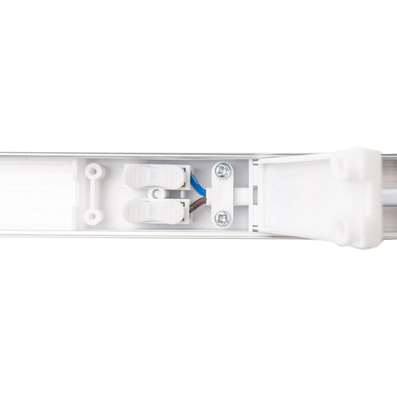 Detailaufnahme der LED-Feuchtraumleuchte Strip (150 cm) mit geöffnetem Anschlusskasten und Push-Terminal.