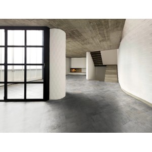 Verlegtes Classen Ceramin Neo Vario Vanity Großformat Dekor-Paneel in modernem Wohnraum mit Kamin und Treppe.