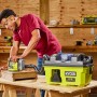 Ryobi Akku-Nass- und Trockensauger RV1811-0 One+ mit Mann in Werkstatt beim Schleifen mit Absaugung.