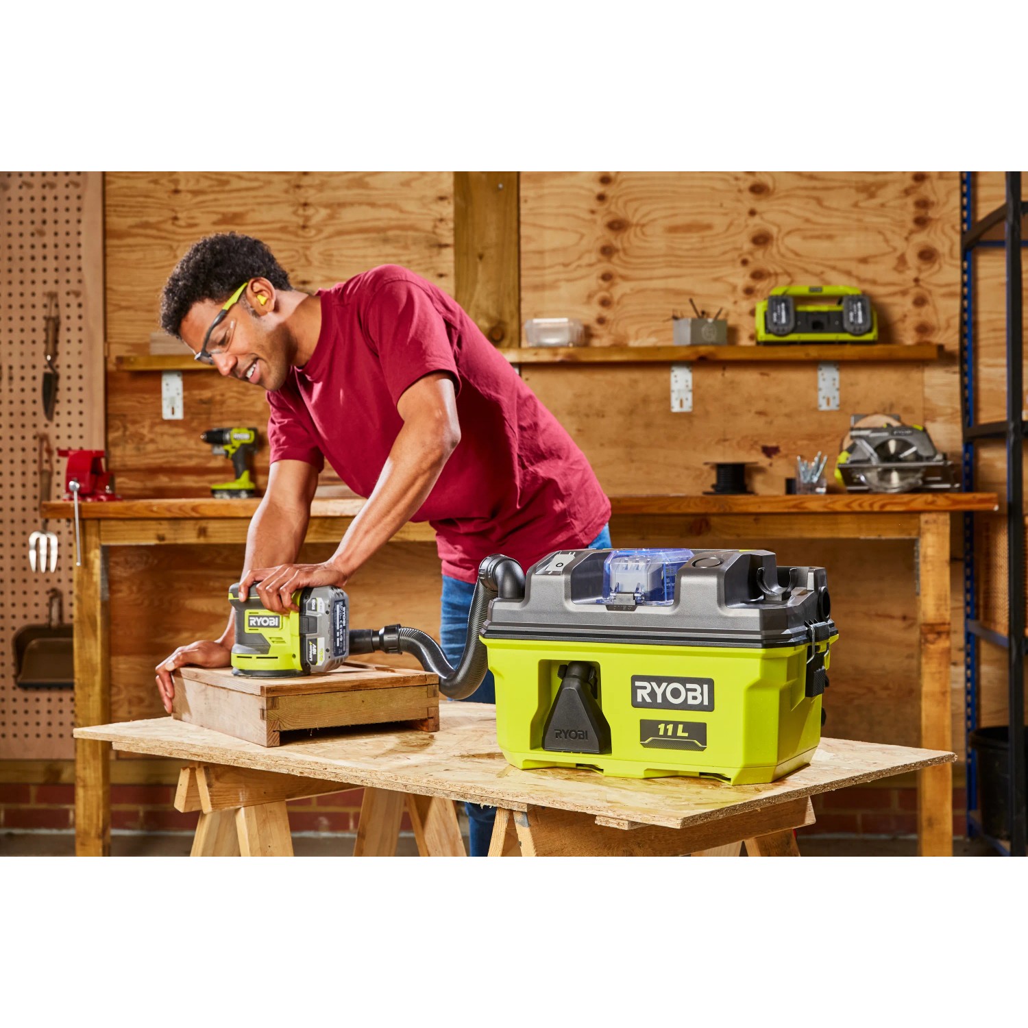 Ryobi Akku-Nass- und Trockensauger RV1811-0 One+ mit Mann in Werkstatt beim Schleifen mit Absaugung.