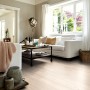 Heller Wohnraum mit Egger Laminatboden EL1012 NatureSense Alexandria Pinie im Landhausstil.