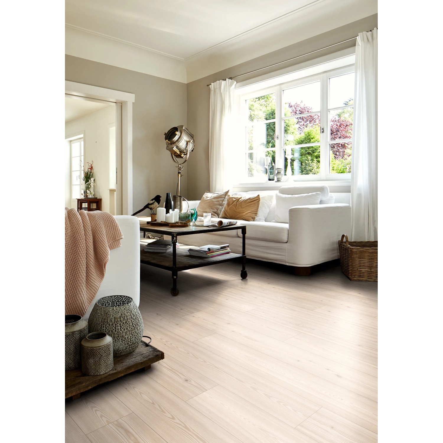 Heller Wohnraum mit Egger Laminatboden EL1012 NatureSense Alexandria Pinie im Landhausstil.
