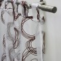 Gardinia Gardinenstangen-Set Kreta in Edelstahl-Optik mit weißem Vorhang und braunen Kreisen.