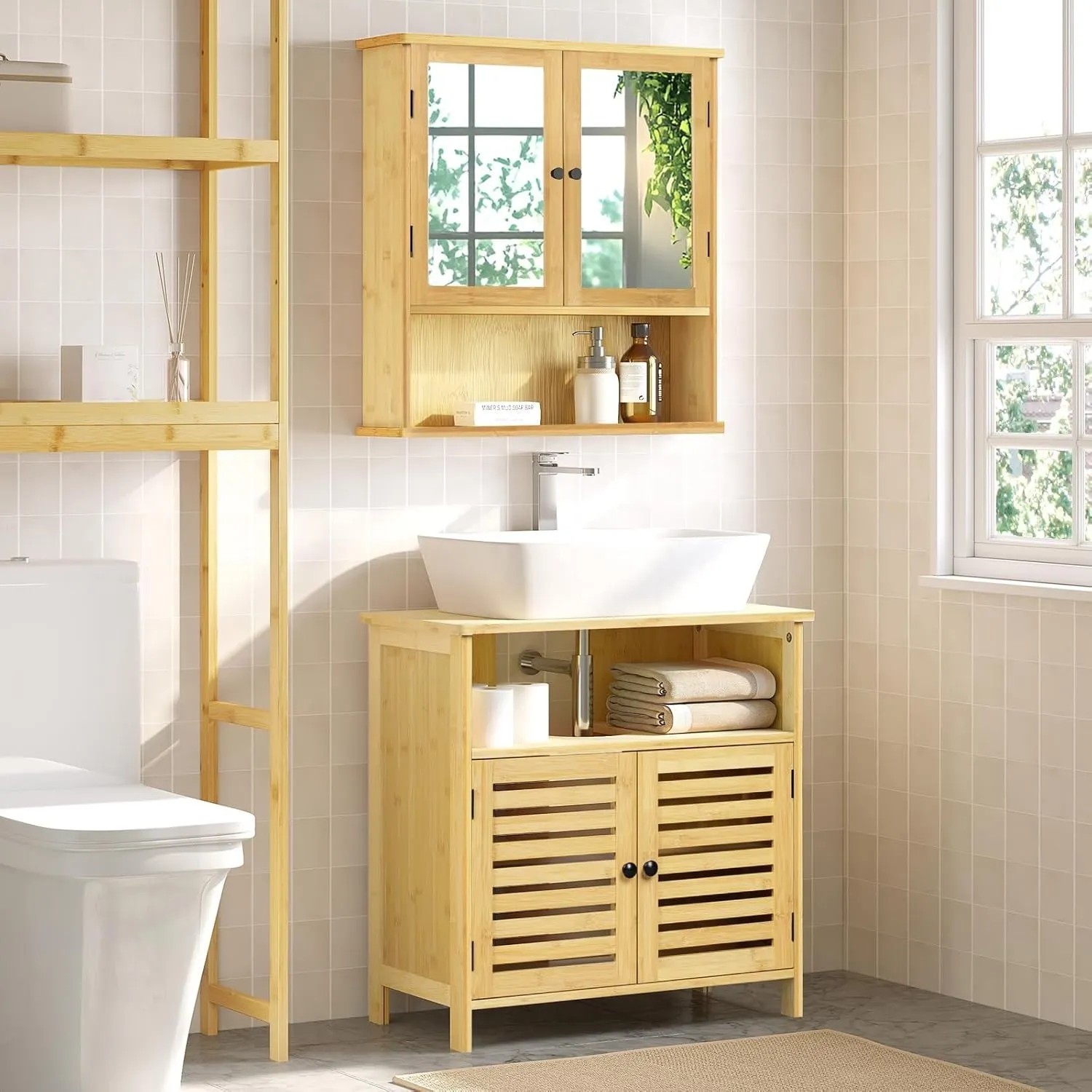 Bambus Waschbeckenunterschrank mit Lamellentüren, offenem Fach und weißem Waschbecken. Moderner Badezimmerschrank.
