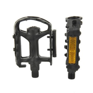Schwarze Fischer Fahrradpedale aus Kunststoff für Mountainbikes mit Reflektoren.