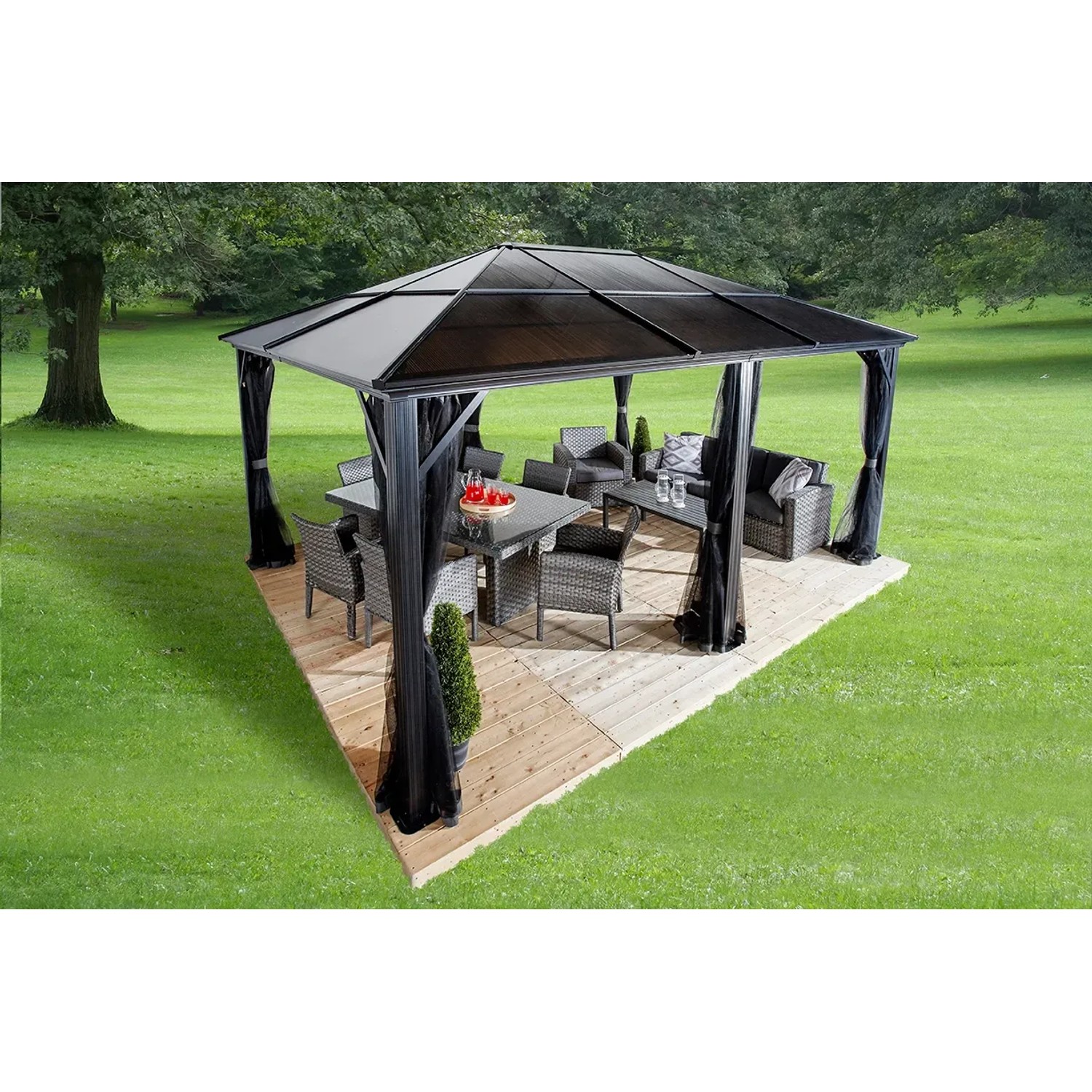 Sojag Pavillon Meridien 12x16 Anthrazit mit Moskitonetzen und Gartenmöbeln auf Terrasse.