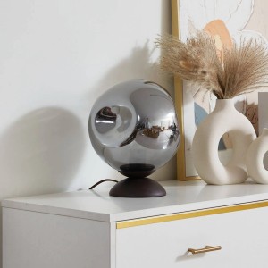 Moderne Lindby Tischlampe Valentina in Braun mit rauchgrauem Glasschirm.
