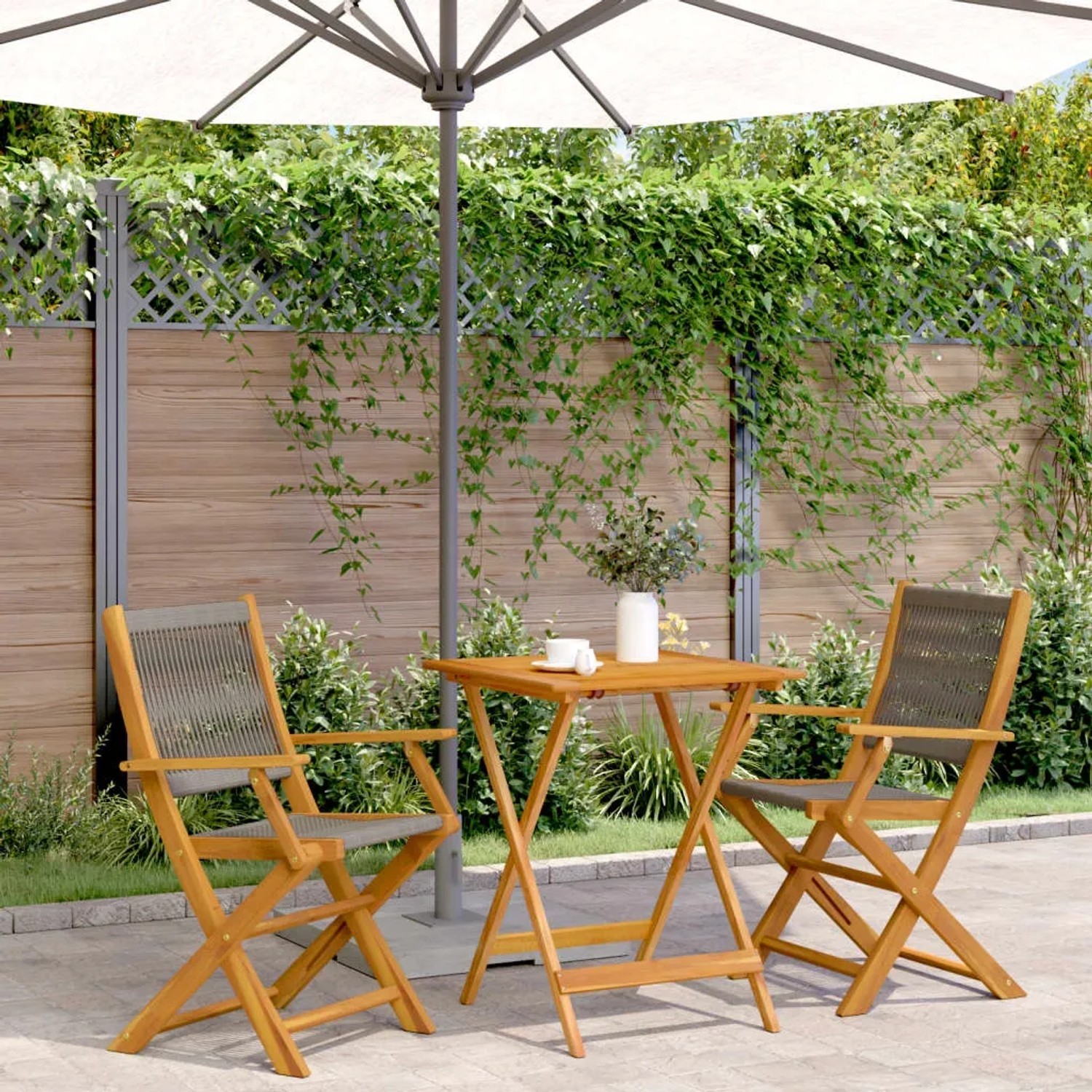 vidaXL Bistro-Set, 3-teilig, grau. Gartenmöbel aus Akazienholz mit Klapptisch und Stühlen.