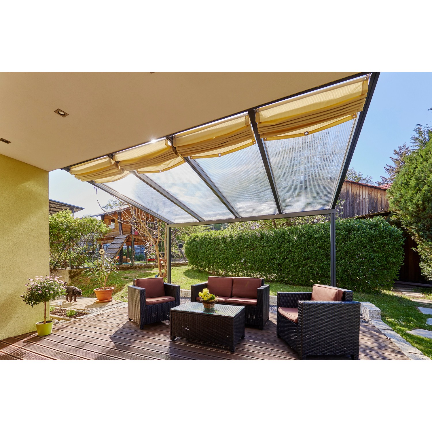Terrassenüberdachung mit Gutta Seilspannmarkise in Sandstone, 945x2900 mm, und Gartenmöbeln.